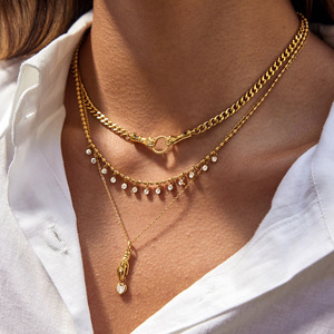 Collana con Ciondolo Mano di Fatima Vittoriana, Placcata Oro 18k, Catena Cubana in Acciaio Inossidabile, Ciondolo a Cuore con Zirconi - Product Image 2