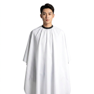 Capes de Barbier Blanches Personnalisables avec Logo – Vente en Gros Direct Fabricant pour Salons de Coiffure et Barbiers - Product Image 1