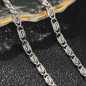 Bracciale a catena sottile geometrico e personalizzato in acciaio inossidabile placcato oro 18 carati - Gioielli di alta gamma alla moda - Product Image 4
