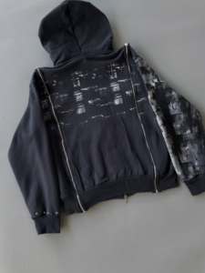Sudaderas con capucha para hombre, personalizadas al por mayor, de algodón polar, estilo streetwear grunge, con mangas desmontables, gráfico facial, con tachuelas y múltiples cremalleras - Product Image 2