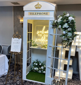 Cabine téléphonique blanche avec livre <span class=keywords><strong>d</strong></span>'or audio <span class=keywords><strong>d</strong></span>écoration de mariage lumière au néon fleurs artificielles cabine téléphonique de mariage - Product Image 3