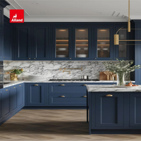 Armoire murale de cuisine Alland bleu marine, style Shaker moderne, finition laquée, allant jusqu'au plafond, pour cuisine sur mesure.