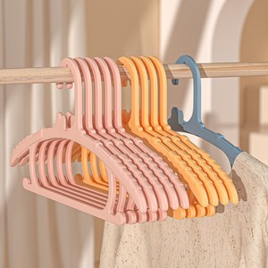 Cintres en plastique pour enfants Lavinia, antidérapants, colorés, en gros, cintres pour bébés, cintres en plastique pour vêtements - Product Image 2