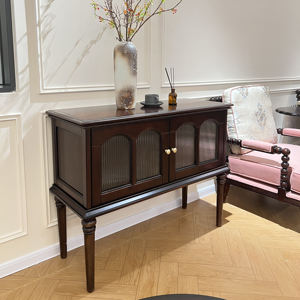 Mobile Contenitore Classico Retrò in Legno Massello per Soggiorno e Ingresso, Credenza in Noce Scuro con Ante in <span class=keywords><strong>Vetro</strong></span> Scanalato e Gambe Tornite - Product Image 2