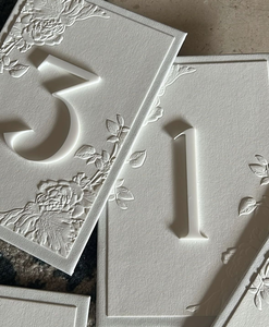 Marque-places <span class=keywords><strong>de</strong></span> table <span class=keywords><strong>de</strong></span> mariage personnalisés <span class=keywords><strong>de</strong></span> luxe en acrylique blanc, motif floral ivoire en relief 3D, avec numéros, <span class=keywords><strong>pour</strong></span> fêtes, banquets et douches nuptiales - Product Image 1