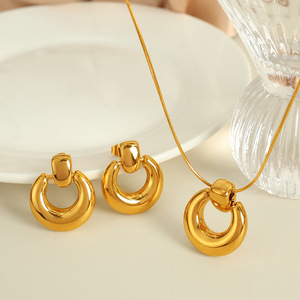 Parure de bijoux plaqué or style européen et américain : collier cercle géométrique, boucles d'oreilles et pendentif en alliage de zinc pour femme - Product Image 1