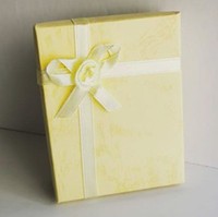 Nouvelle arrivée, boîte cadeau rigide élégante et simple avec couvercle bleu, doublée d'éponge Tushi Fo, fermeture magnétique, ruban imprimé