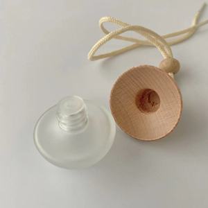 Venta al por mayor 7ml claro blanco escarcha ovalada recargable coche colgante vidrio Perfume aromaterapia difusor botella tapas de madera forma cilíndrica - Product Image 2