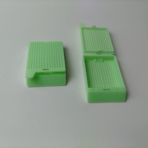 Suministros de laboratorio Material de PP desechable médico No desmontable Histología Patología Agujeros cuadrados Cassette de incrustación de tejido con tapa - Product Image 5