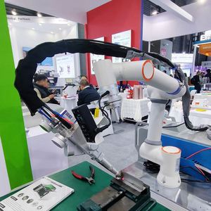 Bras robotisé industriel 6 axes haute précision HWINT en promotion pour l'entretien, le chargement, le déchargement et le transfert de pièces sur machines CNC - Product Image 1