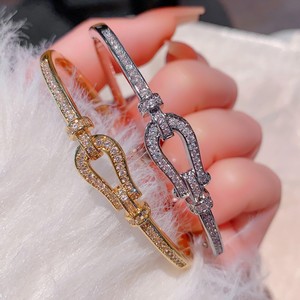 Pulsera con microincrustaciones de herradura, diseño de gancho en oro y blanco, joyería de moda para mujer, regalo para ocasiones, origen Yiwu - Product Image 1
