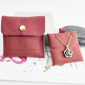 Pochette à bijoux en microfibre suédée avec logo personnalisé, fermeture à pression en velours, emballage de présentation de bijoux, pochette cadeau fantaisie bon marché avec insert rembourré - Product Image 1