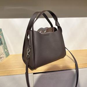 Sac à main en cuir de vachette Togo Litchi sans marque avec anse nouée, doublure entièrement en cuir, chic parisien, luxe discret, fournisseur boutique européen - Product Image 4