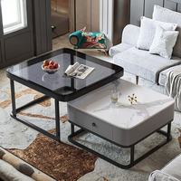 Petit appartement moderne, salon, table basse, thé, verre carré artistique haut de gamme avec dalle de roche lumineuse, style panneau de bois de luxe