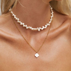 Collier ras du cou tendance avec pendentif plaqué or 18 carats et perles d'eau douce superposées, bijoux unisexes - Product Image 1