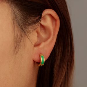 Tendance Mode Boucles d'oreilles créoles Huggie pour femme en acier inoxydable avec émail coloré effet goutte d'huile, plaqué or 18K par placage sous vide, Vente en gros - Product Image 3