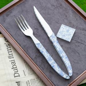 Vente directe d'usine de couteaux et fourchettes à steak de luxe en acier inoxydable avec manches en acrylique imprimées « Northern Poetry ». - Product Image 6