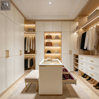 Armoire moderne sur mesure avec îlot central en chêne et placards de rangement en bois pour vêtements