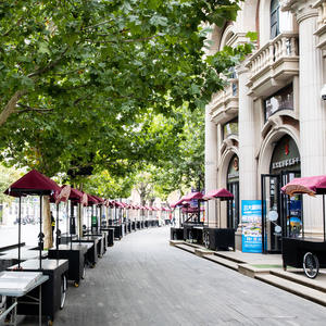 Remolque de Bicicleta Móvil de 3 Ruedas de Acero Inoxidable Resistente a la Corrosión para Venta de Comida Rápida, Carrito de Hot Dogs para Restaurantes y Tiendas de Comida 220V - Product Image 4