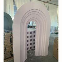 Ensemble de plinthes de table à gâteau avec panneau de fond en arc en PVC blanc personnalisé moderne pour décorations de fête d'anniversaire de mariage ou d'événement