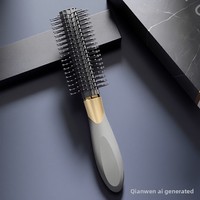 Q379 Ensemble de cinq peignes exclusifs pour hommes plaqués or, comprenant un peigne à boucler, un rouleau volumisant pour cheveux, un peigne à picots massant et un peigne à coussin d'air