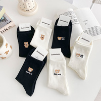 Nouvelles chaussettes en coton blanc pour femmes, absorbant la transpiration, mi-mollet, tendance, avec motif petit ours mignon