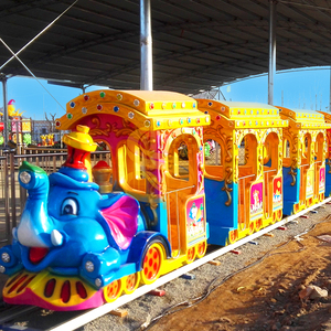 <span class=keywords><strong>Train</strong></span> miniature classique sur rails pour parc à thème, avec un aspect de locomotive à vapeur et plusieurs wagons passagers, idéal pour les balades en famille - Product Image 1