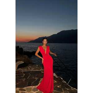 Robe de soirée rouge style simple, coupe trapèze, longueur genou, avec détails roses, taille empire au crochet, ornée de strass et de plumes - Product Image 1