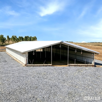 Bâtiment d'élevage avicole moderne à grande portée en structure acier préfabriquée, ignifuge et étanche, pour l'élevage commercial de volailles