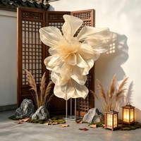 Fleur géante en organza sur mesure de luxe pour la décoration de mariage et les vitrines.