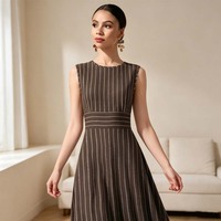Robe longue vintage pour femme à rayures verticales, col rond, sans manches, taille haute avec détail ceinture, élégante pour le bureau ou décontractée