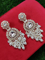 Boucles d'oreilles pendantes en alliage de zinc plaqué or, faites à la main, avec perles d'imitation et pierres exquises, style chandelier, coupe poire, design traditionnel et affirmé
