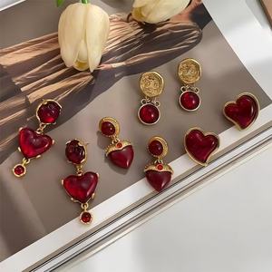 Boucles d'oreilles pendantes géométriques en forme de cœur pour femme, style rétro français, couleur bordeaux, en cuivre rouge et résine, accessoire de mode de luxe léger - Product Image 2
