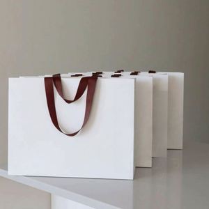 ถุงกระดาษของขวัญพิมพ์ลายตามสั่ง ถุงกระดาษช้อปปิ้งสุดหรู ขายส่ง พร้อมโลโก้ของคุณเอง - Product Image 5