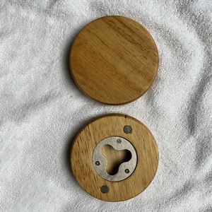 Abridor de Botellas Magnético para Refrigerador de Madera de Caucho Redonda con Logotipo Personalizado Grabado con Láser - Product Image 4