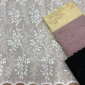 中国供应商定制100%纯棉柔软花卉白色3D叶子雪纺刺绣面料，用于女式服装 - Product Image 1