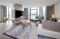 Ensemble complet de meubles de chambre à coucher de luxe sur mesure pour hôtel étoilé, villa, salon, suite avec lit king-size, 2 tiroirs de rangement, en bois d'hévéa massif