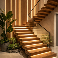 Escalier moderne CBMmart pour la maison avec marches en bois de chêne, structure métallique, garde-corps en verre, escalier droit