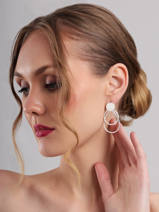 ต่างหูห่วงแบบซ้อนชั้น ดีไซน์วงกลมหลายวงแบบมินิมอล ชุบเงิน เครื่องประดับแฟชั่นทรงเรขาคณิตทันสมัยสำหรับผู้หญิง - Product Image 3