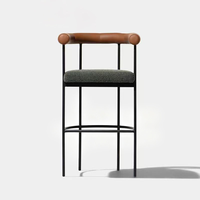 Chaise de bar en cuir minimaliste créative avec cadre en fer et accoudoirs, tabouret haut pour villa, café