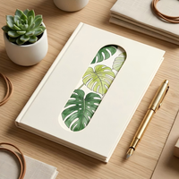 Carnet A5 personnalisé en PU crème avec découpe longue en forme de feuille de Monstera et marque-page breloque