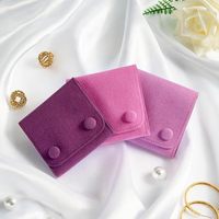 Violettfarbene sortierte Schmucktasche aus Wildleder für Schmuck Geschenktaschen Schleppgeschenk kleingewerbe individuelles Logo bedruckt
