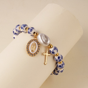Pulsera Artesanal de Cerámica Azul con Cuentas, Dije de Cruz de la Virgen María, Imitación de Perla, Joyería Católica Chapada en Oro de 18K, Regalo Cristiano - Product Image 3