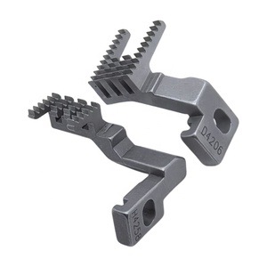 C007 & ZOJE D4206 H4258 Chien d'alimentation pour machine à coudre à 3 aiguilles et 5 fils, pied-de-biche à petite tête carrée - Product Image 1