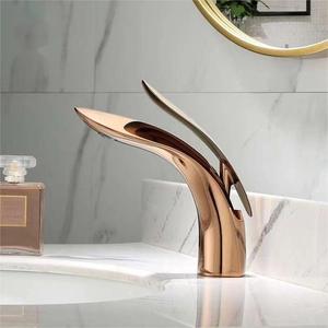 Mitigeur d'eau chaude et froide moderne Robinets de lavabo en laiton chromé doré <span class=keywords><strong>Robinet</strong></span> monotrou monté sur le pont Robinets de lavabo de salle de bain - Product Image 1