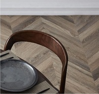 Chaise de salle à manger rembourrée en cuir massif avec dossier incurvé