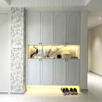 Meuble à chaussures gris clair de style français, armoire de rangement d'entrée avec panneau cintré, meuble à chaussures rustique en bois pour hall d'entrée