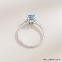 Bague Lerca en or blanc 18 carats avec diamant fantaisie de couleur bleu glacier, taille émeraude, grand carat, tige droite à quatre griffes, cultivé en laboratoire