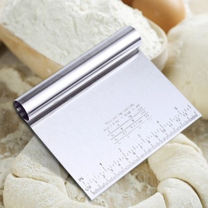 ที่ขูดแป้งสแตนเลสแบบมีด้ามจับยาวพร้อมสเกลสำหรับตัดแป้งทำขนม - Product Image 3