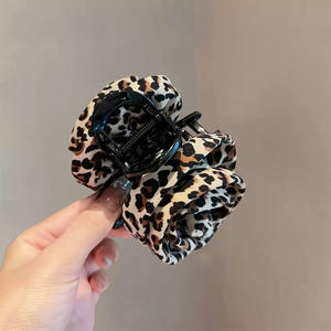 Nouvelle pince à cheveux coréenne à imprimé léopard avec fleur rose, pince à cheveux en plastique antidérapante pour femmes, accessoires de mode pour cheveux pour un usage quotidien - Product Image 6